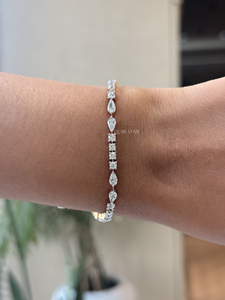 Pulsera de Lujo QUBE STAR para Mujer, Oro de 14K, Diamante Cultivado en Laboratorio de 3.70 Quilates con Corte Pera, Diseño Floral con Eslabones Alternados - Product Image 1