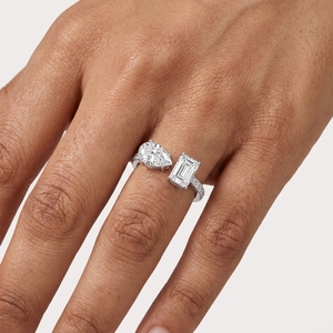 Bague de fiançailles classique en diamant taille poire en platine PT950 avec pierre latérale taille émeraude pour femme - Product Image 3