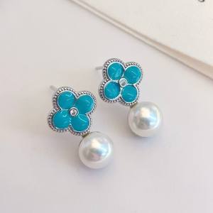 Pendientes de Flor de Cuatro Hojas de Turquesa de Alta Gama, Tapones para los Oídos Compactos de Lujo, Perlas Populares en Internet - Product Image 3