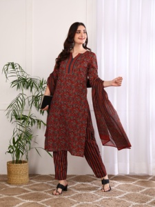 Conjunto de Kurta, Pantalón y Dupatta Estampado Color Granate para Mujer, Mangas Tres Cuartos, Cuello en V, Parte Inferior a Juego, Atuendo Cómodo para el Verano - Product Image 3