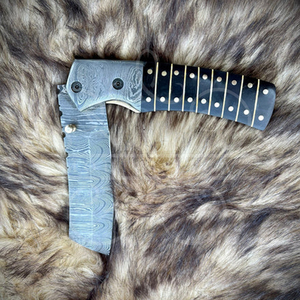 Cuchillo Plegable de Acero de Damasco Hecho a Mano con Mango de Cuerno Negro y Funda de Cuero - Product Image 4