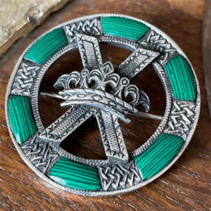 Fabuloso Broche Escocés Celta de Plata de Ley y Malaquita con Diseño de Corona y Escote a Cuadros, Venta al por Mayor Directa de Fábrica - Product Image 3