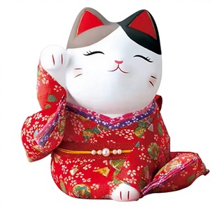 Chat porte-bonheur Maneki Neko en céramique en kimono floral jaune, design traditionnel artisanal pour la décoration de la maison, présentation sur table - Product Image 2