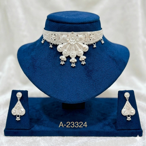 ชุดสร้อยคอพร้อมจี้รูปดอกไม้ประดับเพทาย ชุบโรเดียม พร้อมต่างหูและแหวนเข้าชุด ดีไซน์ทันสมัย เหมาะสำหรับงานแต่งงานแบบอินเดีย - Product Image 1