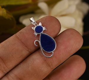 Pendentif unisexe en forme de chat mignon en lapis-lazuli, pierre précieuse de 5 mm, poire 10x12 mm, serti en argent 925, thème animal, breloque chrétienne - Product Image 1