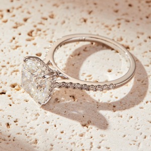 Anillo de Compromiso con Diamante Cultivado en Laboratorio de Corte Cojín de 3.00Ct, Oro Blanco de 14K, Halo Oculto, Certificado IGI, Lujo de Luxeshine - Product Image 1