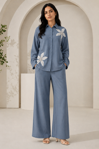 Ensemble coordonné pour femme, bleu poussière, broderie florale |   Chemise à manches longues boutonnée et pantalon palazzo taille haute à jambes larges - Product Image 2