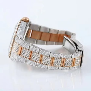 นาฬิกาผู้หญิงหรูหรา โรสโกลด์ ประดับเพชร หน้าปัดทรงกลม แสดงวันที่ สายสแตนเลส ตัวล็อคแบบพับได้ 36 มม. - Product Image 6