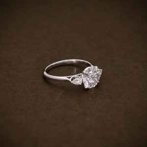 Precioso Anillo de Tres Piedras de Moissanita con Corte Redondo para Mujer, Plata 925 Original, Ideal para Regalo de Cumpleaños para Novia - Product Image 4