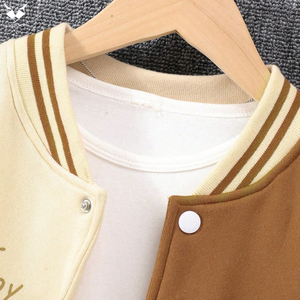 Chaqueta Varsity para Mujer en Color Marrón, Chaqueta Bomber con Parches en las Mangas Color Beige, Uniforme de Béisbol Estilo Urbano - Product Image 4
