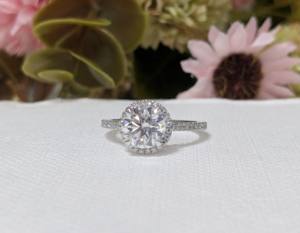 Bague de Fiançailles et de Promesse de Luxe en Or Blanc 14K Massif avec Diamant de Laboratoire Taillé de 2,30 Carats, Sertie en Halo à Griffes, Clarté VVS1-VVS2, Certifiée IGI - Product Image 1