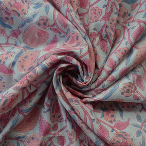 Tela 100% Algodón con Estampado Floral Rosa y Azul, Impresa a Mano |   Tela de Encaje Botánico de Jaipur al por Mayor - Product Image 1