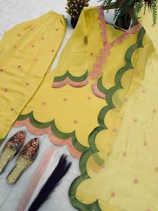 Conjunto de Kurta Tradicional Indio-Pakistaní Amarillo para Mujer con Bordado de Corazón Rosa, Largo hasta el Suelo, Corte Holgado, Ropa Casual - Product Image 5