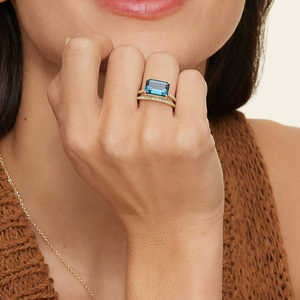 Anillo de cóctel de oro amarillo de lujo para mujer con topacio azul de corte esmeralda y banda de diamantes pavé - Product Image 3