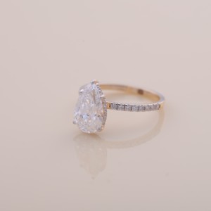 Anillo de Compromiso y Boda con Diamante Cultivado en Laboratorio en Forma de Pera, Certificado por IGI, con Halo Oculto y Banda Pavé en Plata de Ley 925 - Product Image 2