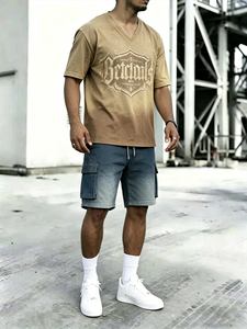Conjunto de 2 piezas de ropa urbana para hombre: Camiseta de cuello en V con estampado de letras góticas y distintivo vintage color caqui y pantalones cortos cargo de mezclilla - Product Image 5