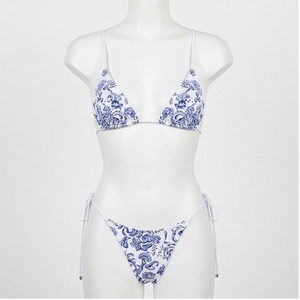Ensemble bikini 2 pièces pour femmes, imprimé floral bleu, haut triangle, bas à nouer sur les côtés, spandex, polyester, extensible, maillot de bain - Product Image 1