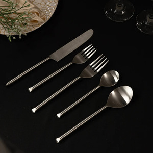 Ensemble de couverts décoratifs en acier inoxydable au design tendance pour les repas en famille et les tables de fête - Product Image 1