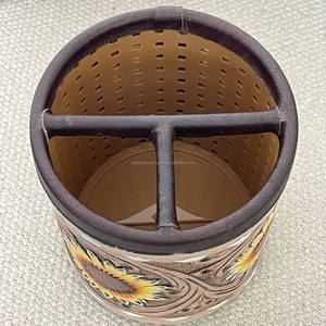 Support de stylos et crayons rond en cuir de vache véritable fait main, style western, gravé à la main, organisateur de bureau, rangement de papeterie – Vente en gros - Product Image 6