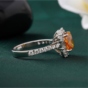 Bague en or 14 carats avec diamant de laboratoire taille coussin rouge orangé fantaisie de 2,01 carats – Bagues de mode colorées et audacieuses - Product Image 4