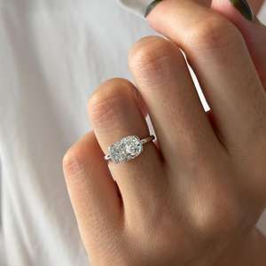 Bague de fiançailles demi-sertie à l'est et à l'ouest avec diamant de laboratoire allongé taille coussin de 2,5 carats, certifiée IGI - Product Image 6