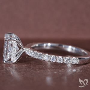 Anillo de Compromiso con Halo Oculto y Diamante Cultivado en Laboratorio con Corte Princesa de 2 Quilates, Certificado por IGI |   Anillo de Oro Sólido de 10k con Acentos Solitarios - Product Image 4