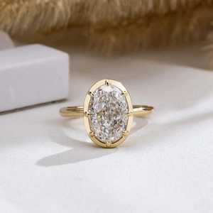 Anillo de promesa con diamante de laboratorio premium de 2.02 quilates, corte ovalado, unisex, oro amarillo de 14 quilates, joyería fina moderna y personalizable para novia. - Product Image 1