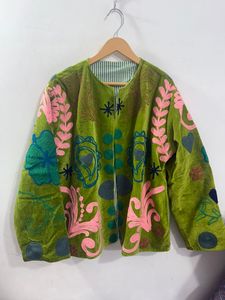Veste en velours brodée Suzani pour femme, faite à la main, motif floral, style bohème ethnique, manteau d'hiver, vêtement d'extérieur de créateur indien, usine d'exportation - Product Image 1