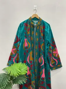 Chaqueta Larga de Terciopelo Turquesa Vintage con Bordado Floral Hecho a Mano, Cuello Alto, Manga Larga, Ropa de Abrigo para Otoño - Product Image 1