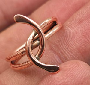 Bague en cuivre artisanale au design moderne, forme personnalisée, finition polie, design unique pour femme, cadeau de mariage - Product Image 1