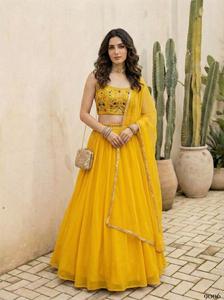 Lehenga Clásico de Lujo con Bordado y Lentejuelas, Silueta Imperio, Largo hasta el Suelo, Poliéster/Algodón, Listo para Usar, con Blusa y Dupatta para Boda - Product Image 2