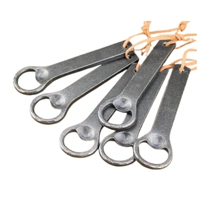 Ouvre-bouteille en fonte forgée à la main avec porte-clés, ouvre-capsule rétro métallique, cadeaux souvenirs, accessoires de bar - Product Image 6