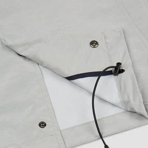 Veste Coach décontractée minimaliste grise, tissu nylon léger, fermeture à boutons pression, style streetwear urbain pour homme. - Product Image 5