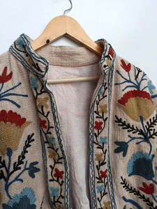 Chaqueta Corta Bordada a Mano con Diseño Floral Suzani para Mujer, Mangas Largas, Hecha a Mano, Estilo Boho Étnico, Colección de Prendas Exteriores - Product Image 5