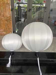 Lanterne artisanale vietnamienne en coton écologique avec cadre en bambou, abat-jour suspendu pour la maison, les mariages, les fêtes et les restaurants - Product Image 3