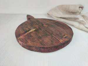 Planche à découper ronde en bois artisanale, style rustique, en bois massif, pour la décoration de cuisine, la présentation sur table et l'aménagement intérieur. - Product Image 4