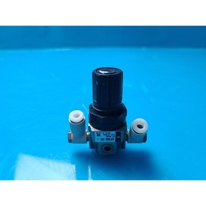 Régulateur pneumatique miniature SMC AR1000-M5, utilisé comme pièce détachée pour équipement semi-conducteur d'occasion - Product Image 5
