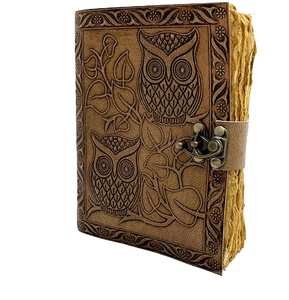 Diario de Cuero con Grabado de Búho Vintage, Tapa Dura con Cierre Metálico, Páginas Amarillas, Encuadernación Cosida, Cuaderno de Regalo - Product Image 1