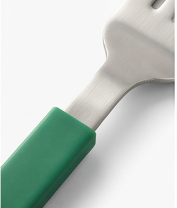Juego de cubiertos de acero inoxidable con mangos verdes y naranjas, diseño minimalista reutilizable para uso en camping y en la mesa. - Product Image 2