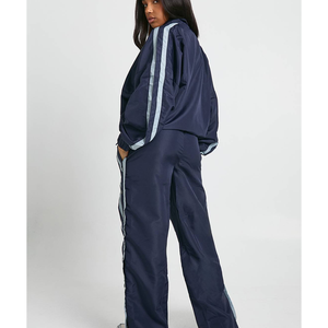 ชุดวอร์มวิ่งออกกำลังกายแบบมีซิป ปี 2026 พร้อมโลโก้สั่งทำ เสื้อแจ็คเก็ตไนลอนกันลมและกางเกงขายาว ชุดกีฬาฝึกซ้อมฟุตบอล แถบข้าง 2 ชิ้น/ชุด - Product Image 6