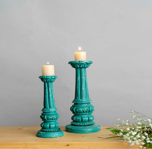 Portavelas de pilar de madera azul verdoso ornamentales con textura vintage y tallada. Encanto vibrante. Disponible al por mayor - Product Image 1