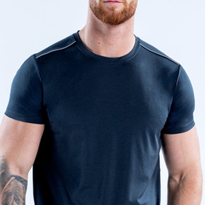 เสื้อยืดออกกำลังกายคอกลมสีเทาสำหรับผู้ชาย คุณภาพสูง OEM เนื้อผ้าเบาสบาย แต่งแถบสะท้อนแสง เสื้อวิ่งสำหรับผู้ชาย - Product Image 3