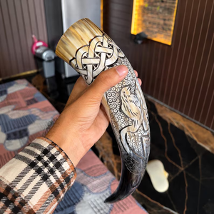 Jarra Vikinga Hecha a Mano con Cuerno de Buey |   Jarra de hidromiel grabada a mano - Product Image 1