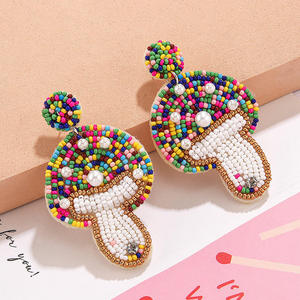 Boucles d'oreilles créoles élégantes et luxueuses, faites à la main, brodées, avec perles de verre et plaqué bronze antique, pour mariages, fêtes et occasions festives - Product Image 2