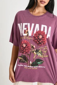 Camiseta con estampado de dalias rojas de Nevada - Product Image 4