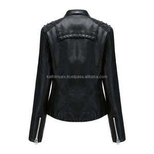 Vestes pour femmes en cuir de style motard décontracté noir avec épaules rondes cloutées coupe ajustée fermeture éclair et poches asymétriques - Product Image 2