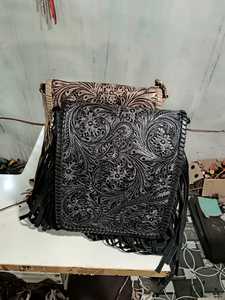 Sacs à main vintage pour femmes en cuir de vachette, motif floral, travail artisanal, bandoulière, pompon, design solitaire, style bohème chic, fermeture éclair - Product Image 4