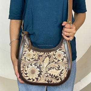 Bolso de Hombro de Cuero con Diseño Floral de Lujo, Bolso Bandolera Bohemio de Cuero Genuino de Alta Calidad y Estilo - Product Image 5