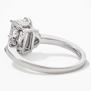 Bague de fiançailles en or blanc 14 carats de qualité supérieure avec trois diamants de 3,80 carats taille émeraude F VS1 cultivés en laboratoire pour femmes - Product Image 5