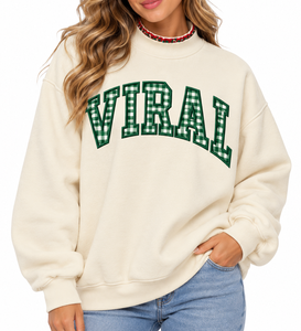 Sudadera navideña personalizada para mujer, de cuello alto simulado, con apliques de letras bordadas, de algodón polar, con hombros caídos. - Product Image 1